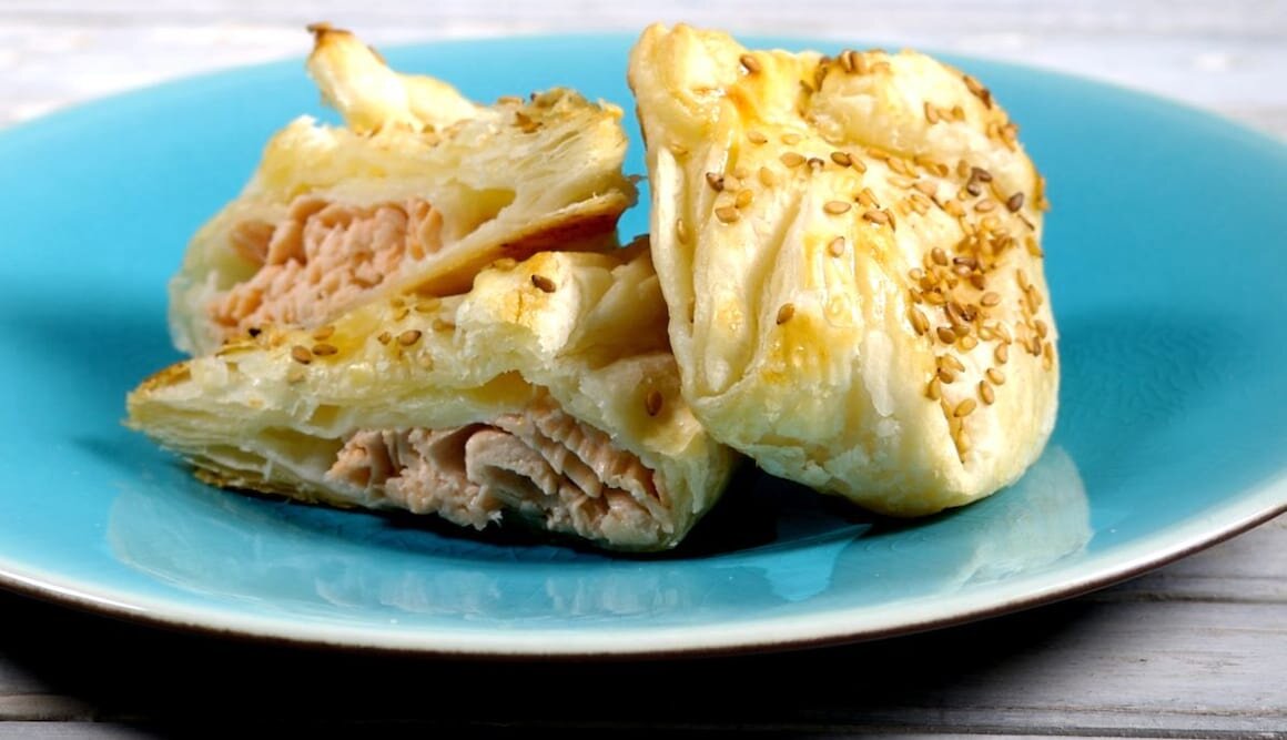 Norveç somonlu ve susamlı milföy bohçaları