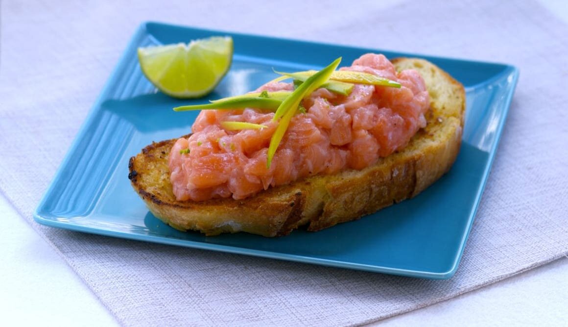 Somon tartarlı, misket limonu ve avokadolu bruschetta
