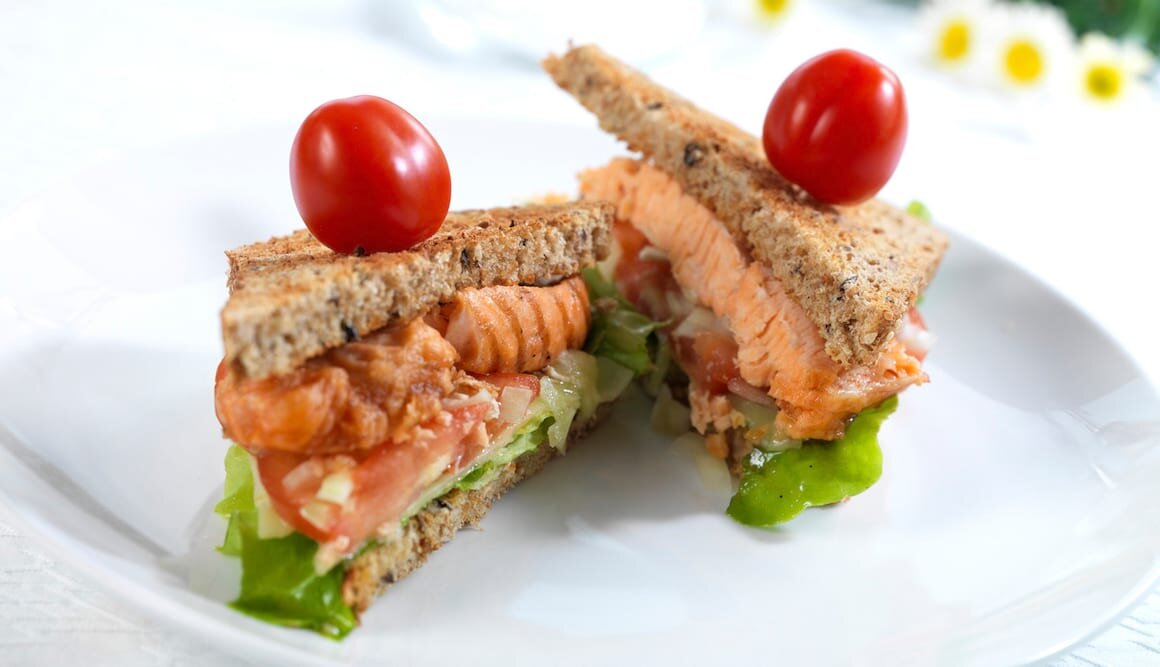 Izgara somonlu sandviƧ