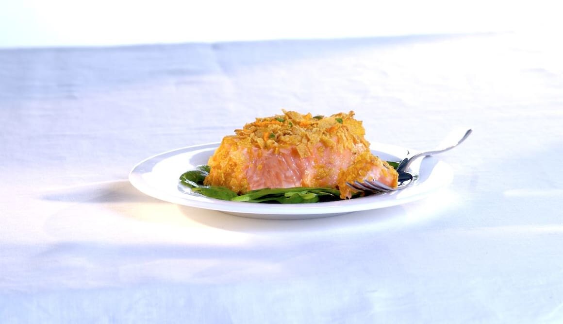 Salmon filet with crunchy cereals and baby spinach