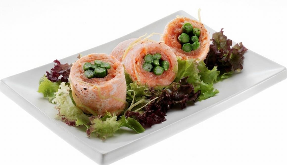 Kuşkonmaz ve limonlu Norveç somonu ruloları