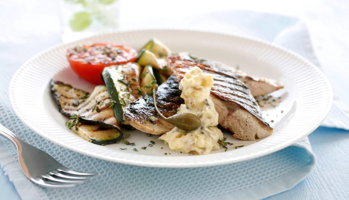 Domates ve kabak eşliğinde ızgara Norveç Uskumrusu