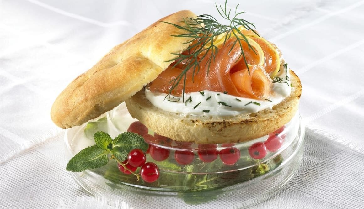 Focaccia ekmeğinde somon füme