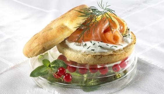 Focaccia ekmeğinde somon füme