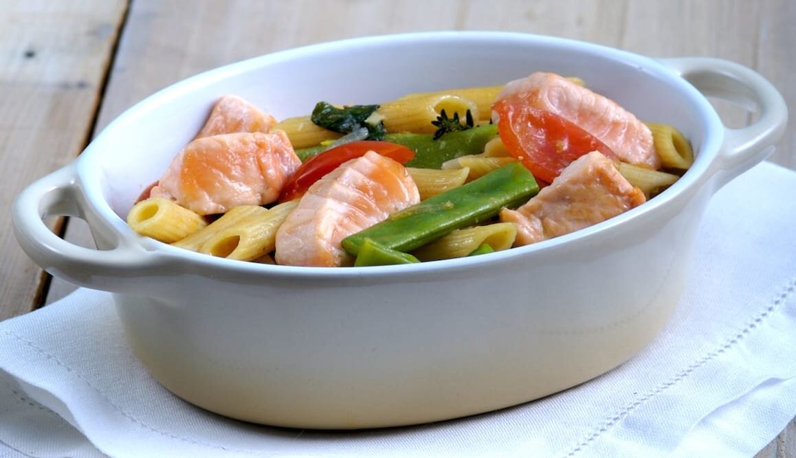 Taze bezelye, çeri domatesi ve Norveç somonlu tam buğday penne makarna