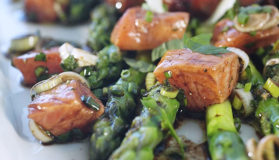 Kuşkonmazlı ızgara somon