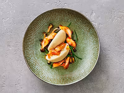 Norwegian herring in bao buns with sweet chili sauce