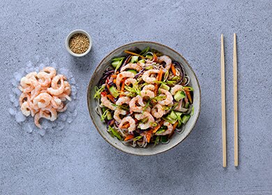 Stir-fry noodles and frozen, pilled prawns