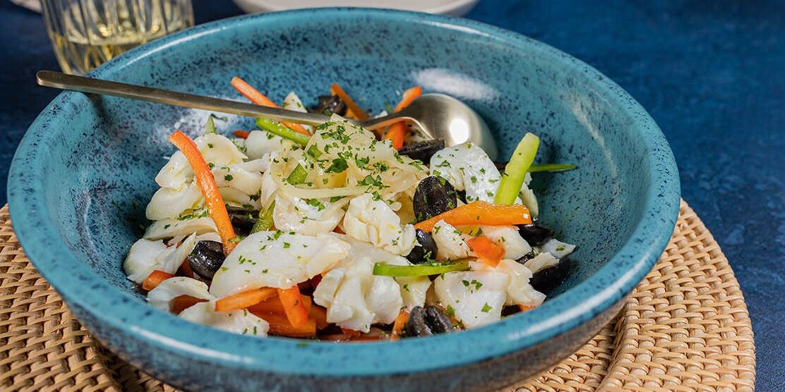 Ceviche templado de lascas de skrei noruego