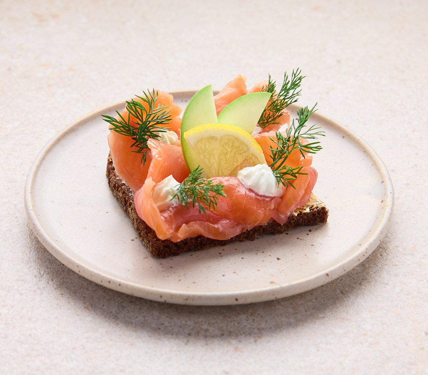 Sandwich with smoked salmon and cream cheese